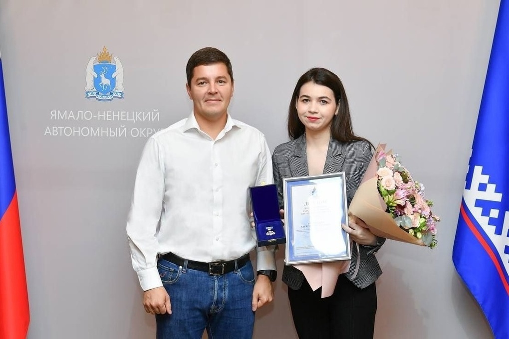 Глава ЯНАО поздравил шахматистку Горячкину с победой на Кубке мира и вручил ей премию Ямала