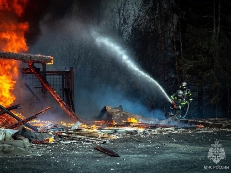 Жители Аксарки просят вывезти остатки сгоревшего в мае жилого дома