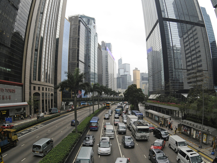 Гонконгская фондовая биржа отменила торги из-за мощного ливня