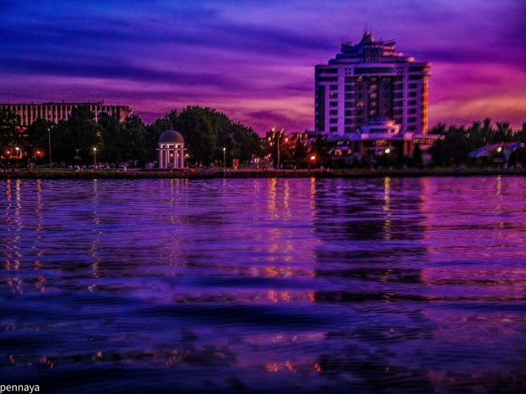 Время фламинговых закатов пришло в столицу Карелии