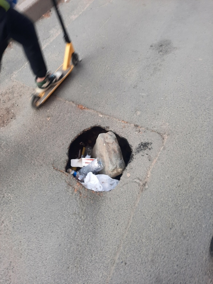 Ребенок провалился в яму у остановки в центре Петрозаводска