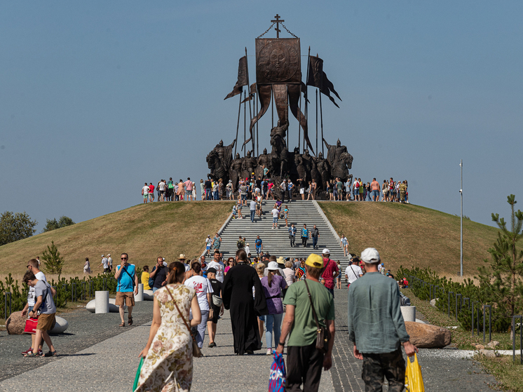 Гдовскому Невскому два: есть ли туристы у многомиллионного памятника на краю России