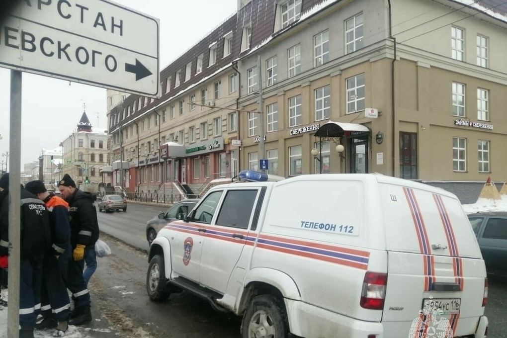 Пятилетний ребенок чуть не выпал из окна четвертого этажа в Альметьевске