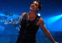 Фронтмен рок-группы Rammstein Тилль Линдеманн во время съемок клипа выразил желание исполнить все трюки самостоятельно