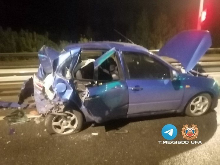 Два человека пострадали при столкновении двух легковушек в Уфе