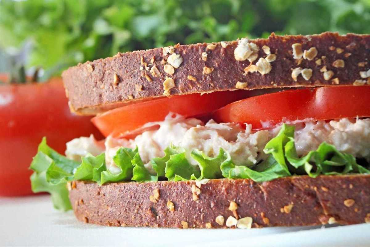 Как приготовить бутерброд с тунцом и помидорами