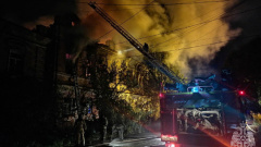 Причиной пожара на Куйбышева в Астрахани стал поджог: кадры тушения