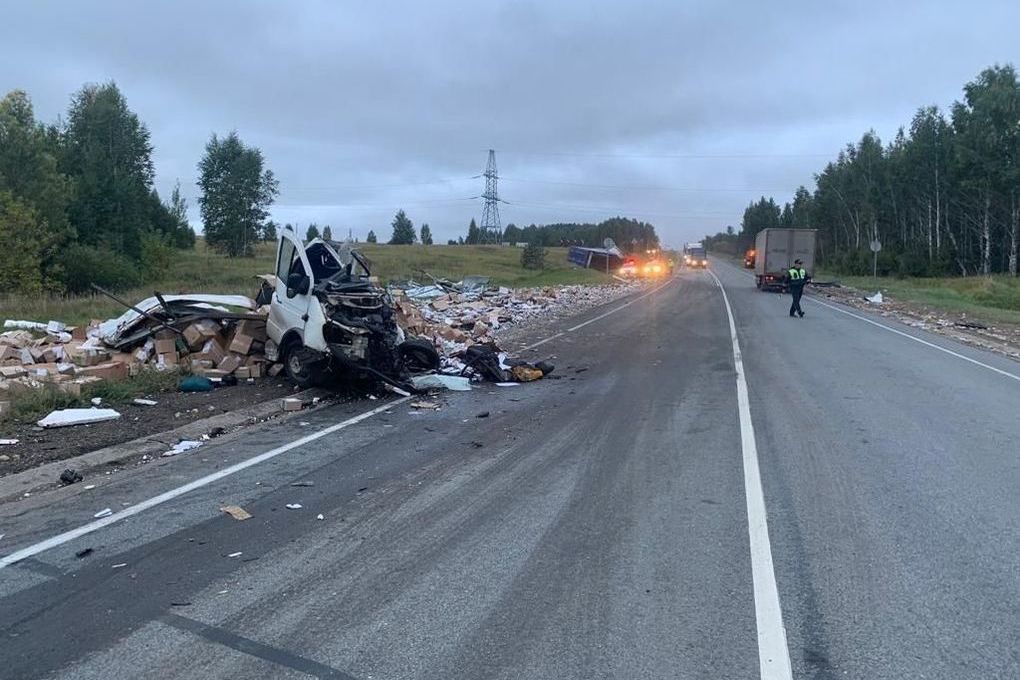 На трассе в Татарстане в лобовом столкновении грузовиков погибли два водителя