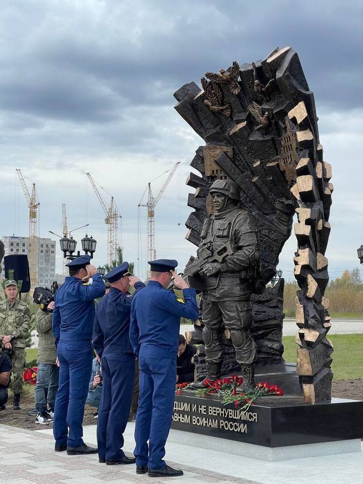 В Салехарде открыли памятник участникам спецоперации