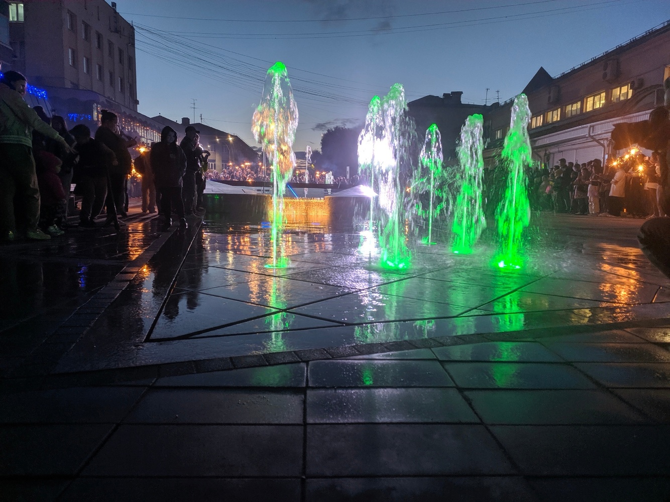 На территории возле ЦУМа в Вологде начал работу светомузыкальный фонтан