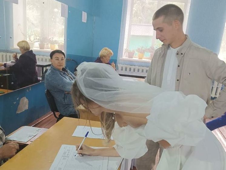 «Из ЗАГСа в УИК»: молодая пара из Хакасии отметила свадьбу на выборах