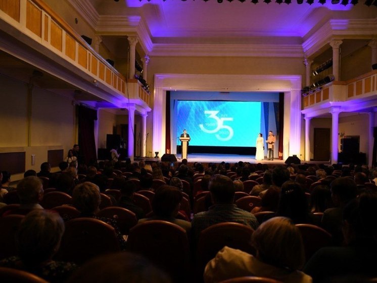 Глава Хакасии поздравил театр «Читиген» с 35-летним юбилеем