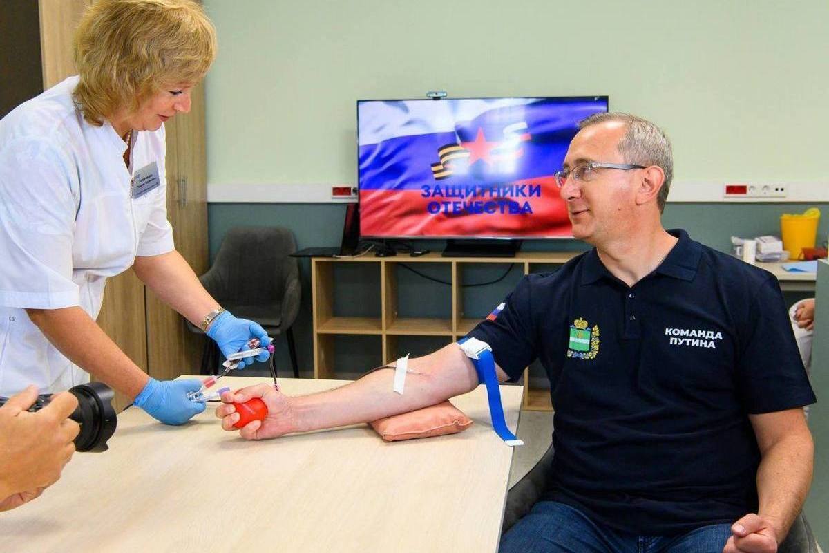 Калужский губернатор Шапша поддержал День донора и сдал кровь