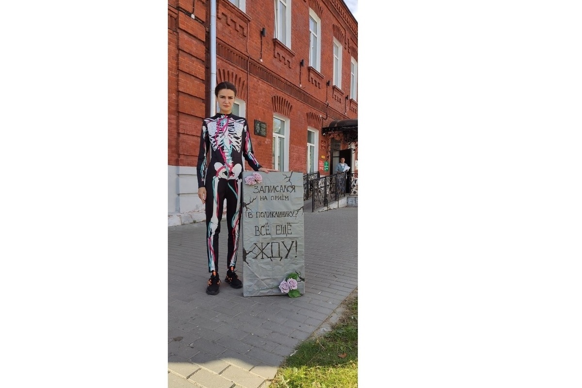 Владимирка вышла к Судогодской больнице с надгробием