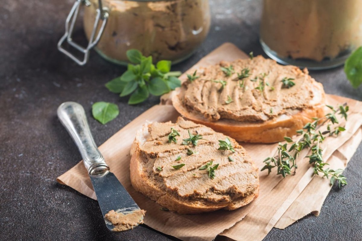 Бутерброды с паштетом из печени куриной