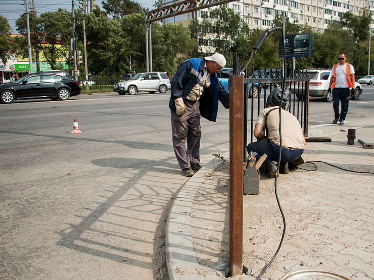 В Хабаровске на перекрестке Кубяка – Павла Морозова поставили дополнительные ограждения