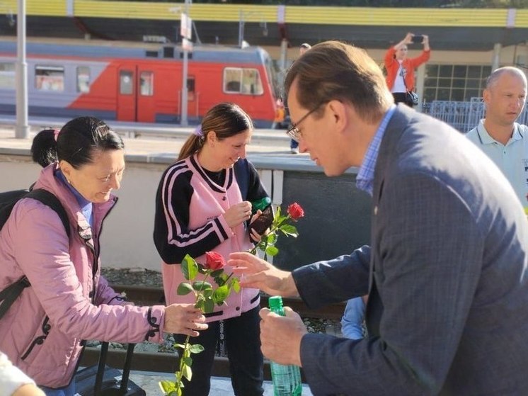 Мэр Кисловодска с розами и нарзаном в День города лично встретил прибывающих на вокзал
