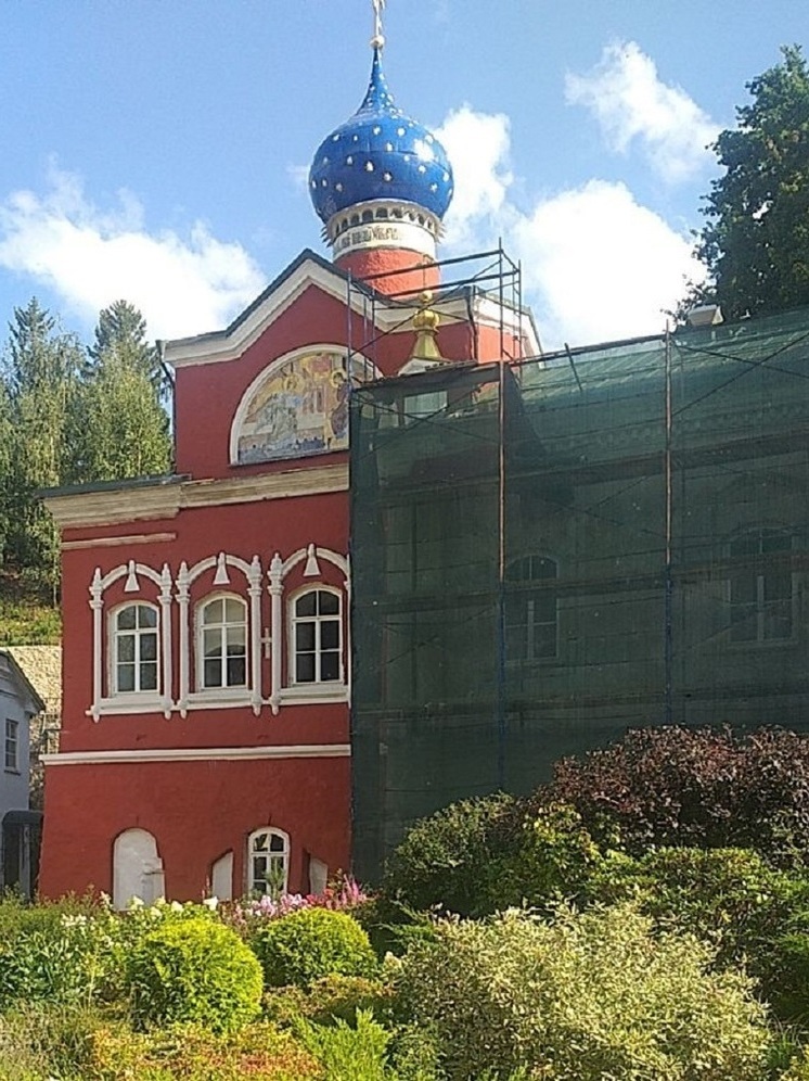 Средневековые схроны обнаружили в Благовещенской церкви Псково-Печерского монастыря