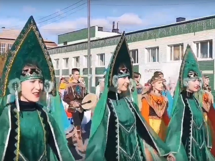 В Лабытнанги больше 1000 человек вышли на костюмированное шествие в честь 155-летия города