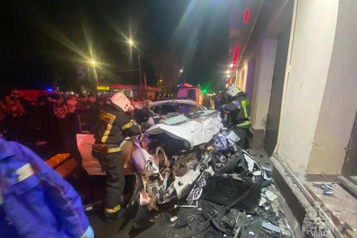 Четыре человека погибли при въезде автомобиля в дом в Иваново - МК