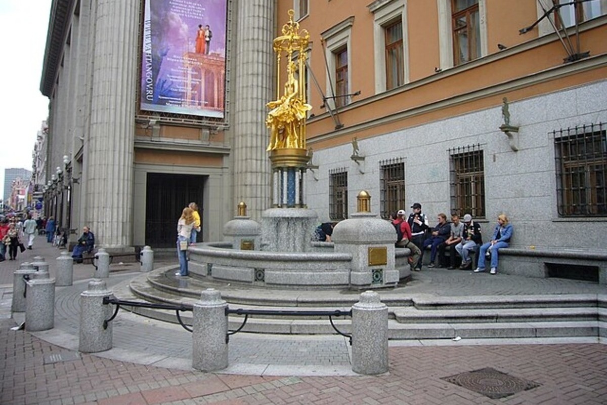 На Арбате сломали скульптуру Принцессы Турандот у театра Вахтангова