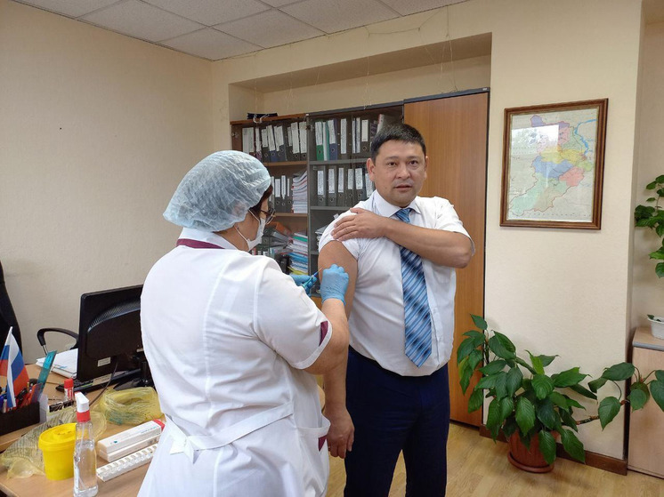 Выездные бригады медиков Хакасии вакцинируют от гриппа рабочие коллективы