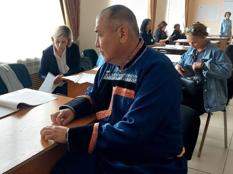 Председатель горсовета Улан-Удэ пришел на выборы в национальном костюме