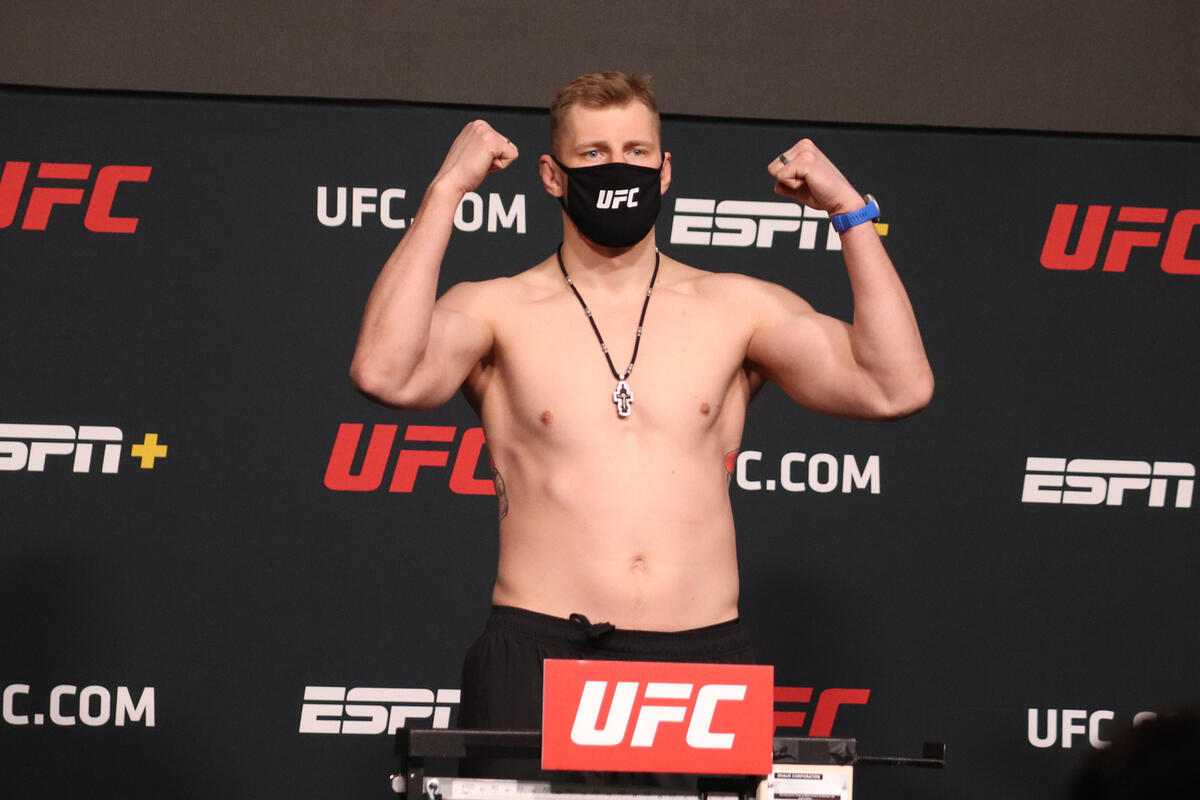 Волков одержал третью победу подряд в UFC