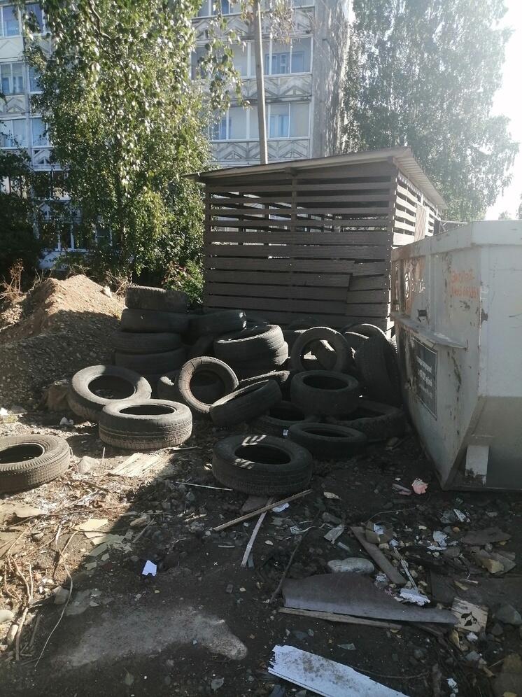 Двор в Петрозаводске едва успели очистить от покрышек, как появились новые