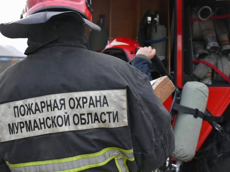 Женщину спасли из горящей квартиры в Ковдоре