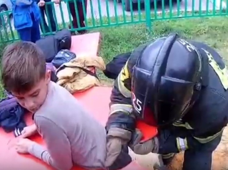 В Новомосковске сотрудники МЧС спасли застрявшего в карусели ребенка