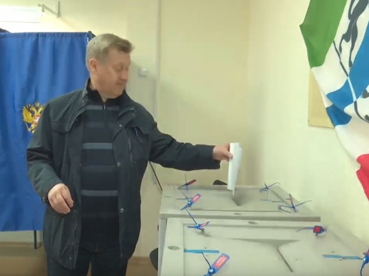 В Новосибирске мэр Анатолий Локоть проголосовал на выборах губернатора