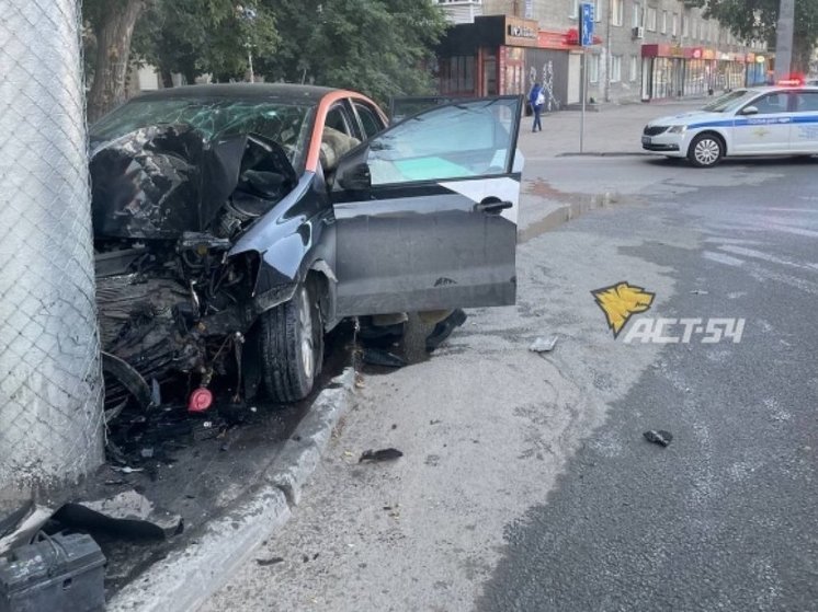 В Новосибирске водитель Volkswagen Polo врезался в столб на площади Калинина