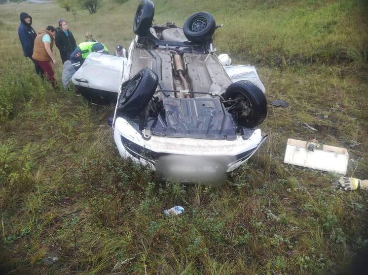 На трассе в Башкирии опрокинулся автомобиль – двое пострадали