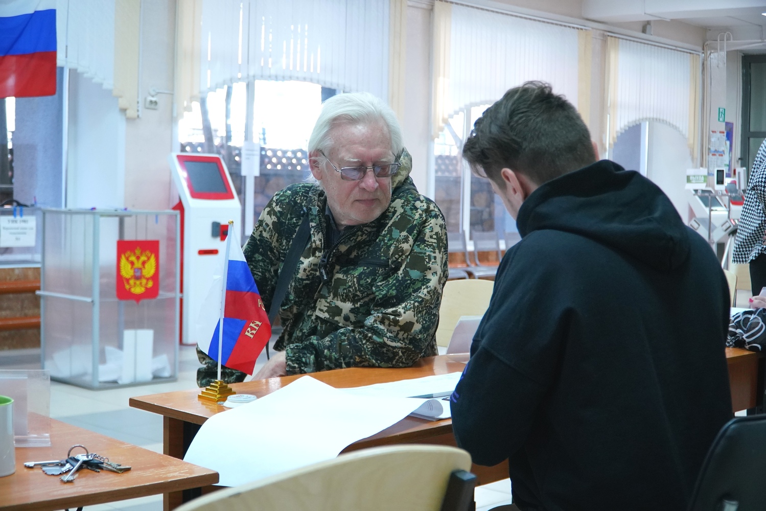 В Новосибирской области завершились выборы губернатора: 15 фото голосования по-сибирски