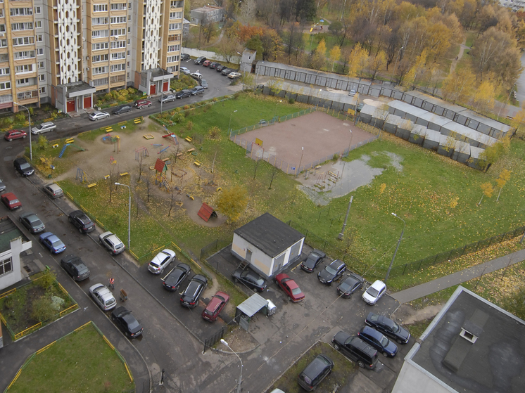 Житель Подмосковья распинал машины, припаркованные у подъезда