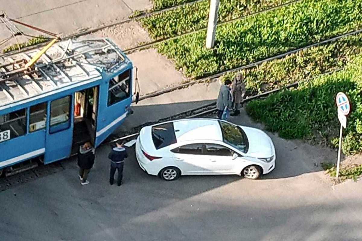 Трамвай столкнулся с легковым автомобилем в Томске утром 11 сентября