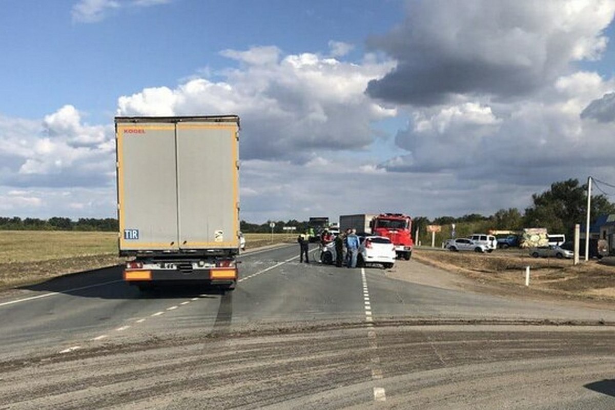 Фура столкнулась с легковым автомобилем под Энгельсом - МК Саратов