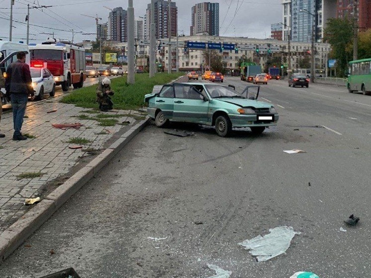 В Екатеринбурге ВАЗ-2115 на большой скорости влетел в фонарный столб