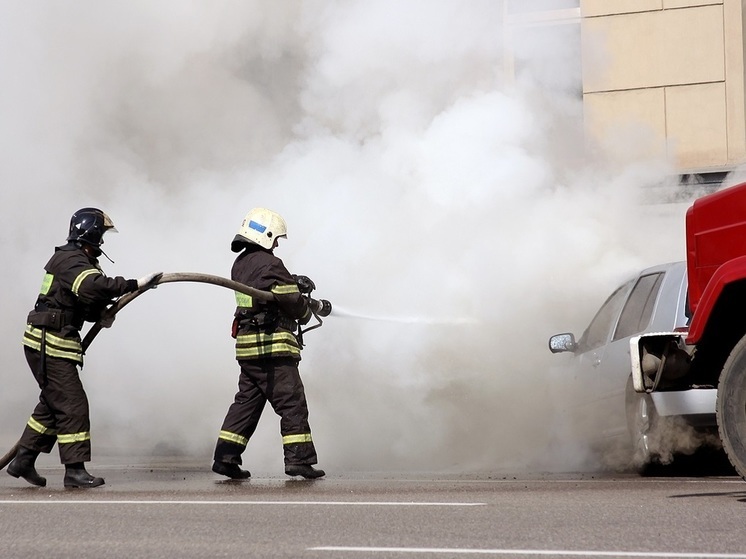 Неизвестный поджег несколько автомобилей на парковке в свердловском городе