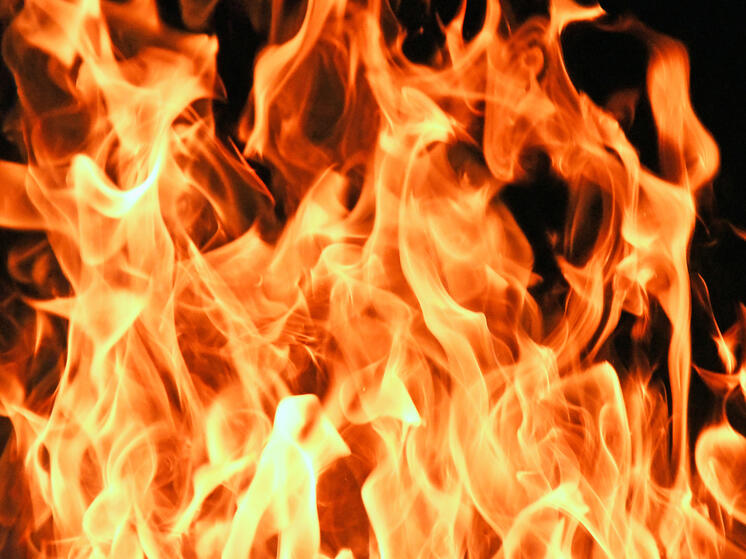 Диван сгорел в жилом доме в Карелии