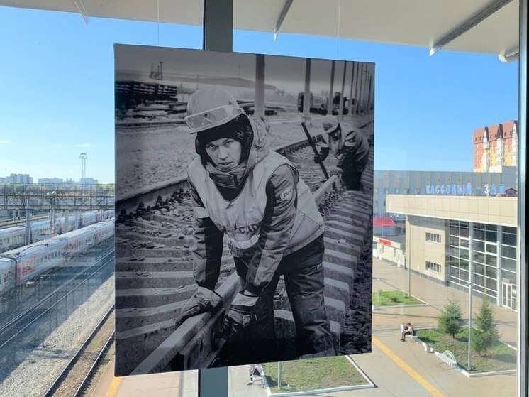 Пассажиров поездов в Тюмени встречает фотовыставка