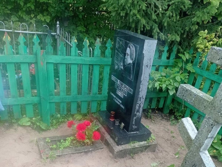 Могилу архангельского сказочника Степана Писахова облюбовали бомжи