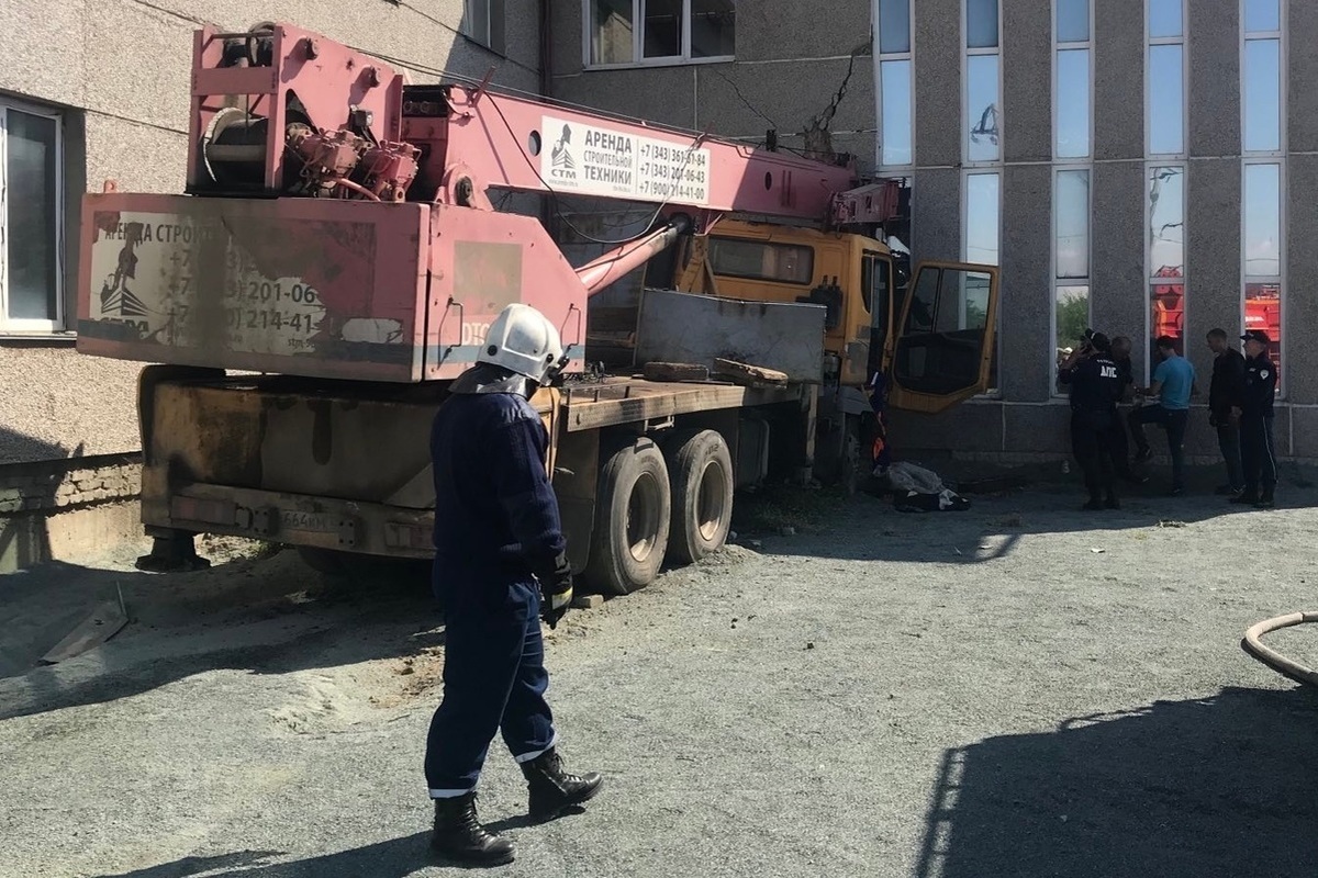 Водитель автокрана. Служба спасения Орск. Авария автокрана зимой.