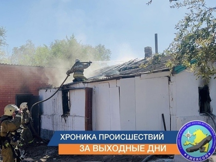 В выходные в Калмыкии горели квартира и забор