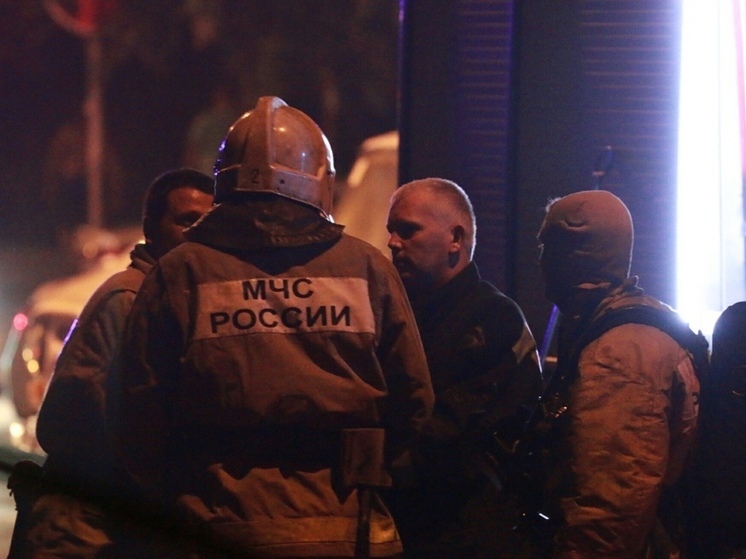 В Ростове на Особенной 28 спасателей тушили заброшку