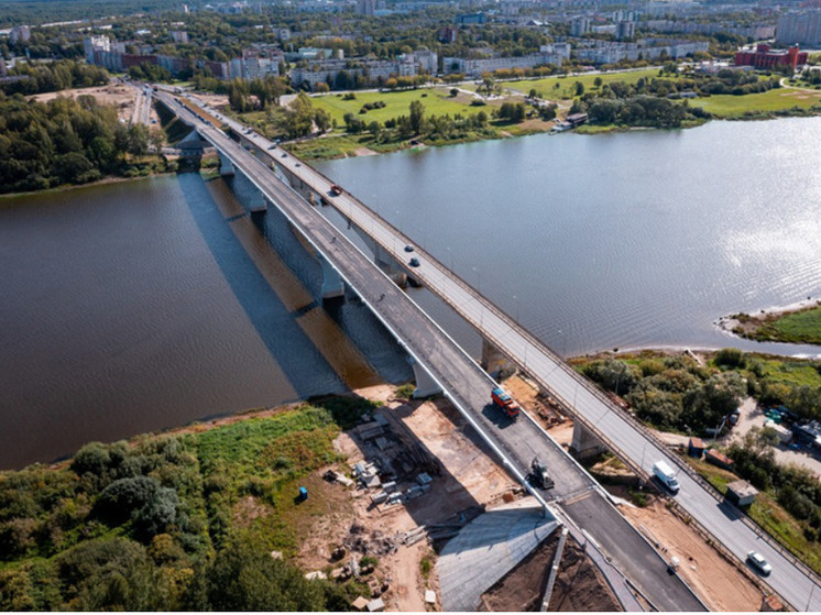 На новом мосту через Волхов в Киришах уложили асфальт