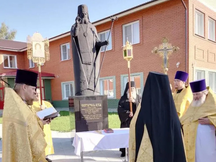 В Бердске святителя Луку и атамана Ермака увековечили в виде памятников