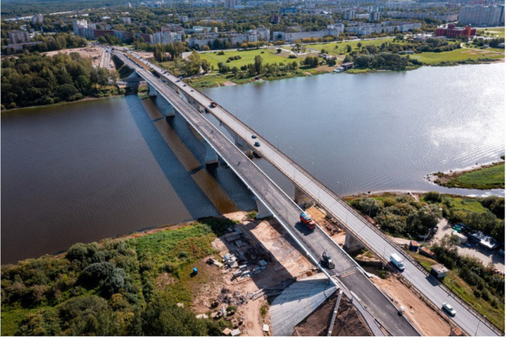 На новом мосту через Волхов в Киришах уложили асфальт