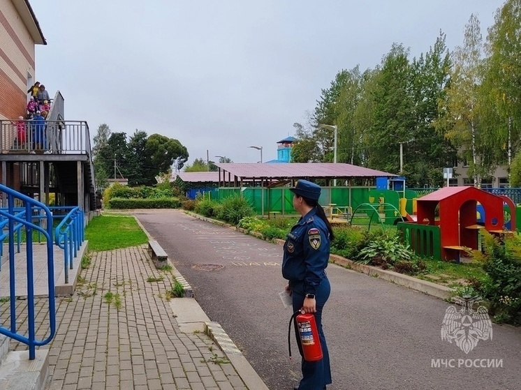 Спасатели провели учебную эвакуацию в детском саду в Малой Вишере